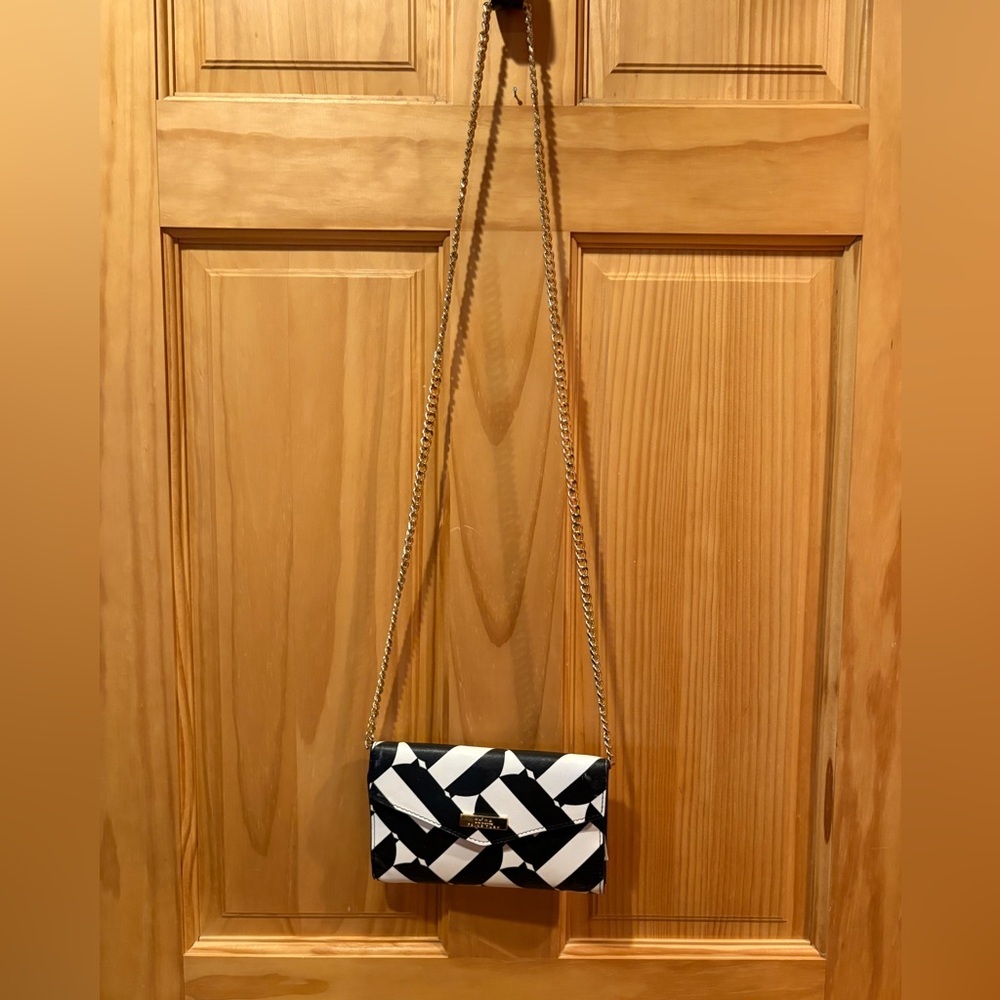 Trina Turk Trifold Crossbody Wallet phone bag Geometric black & whit gold chain